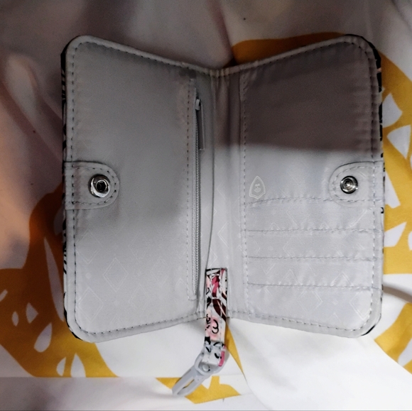 Vera Bradley Floral Wallet Has A Clip To Hang On Bag - Picture 3 of 6
